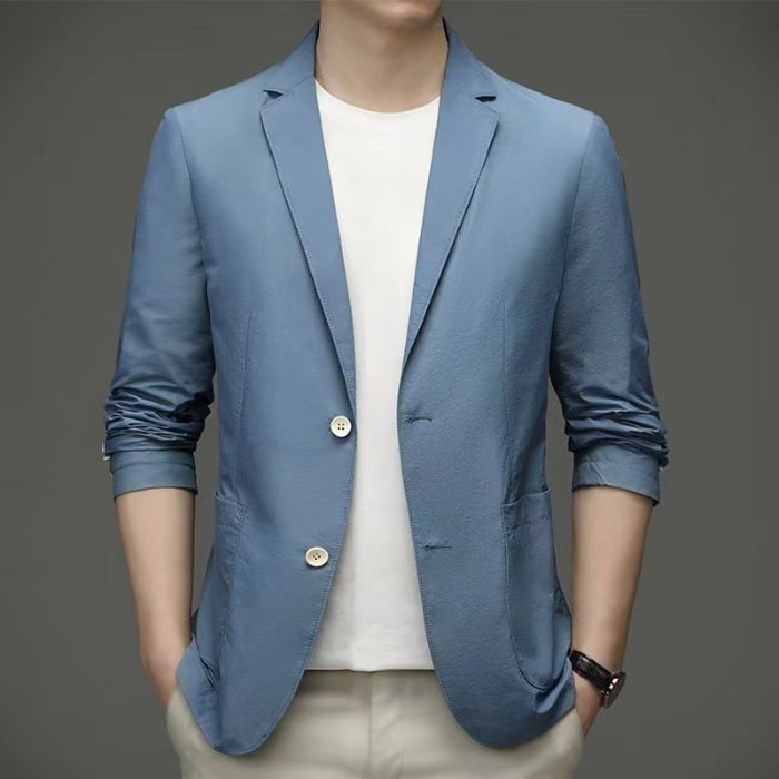 Giacca blu elegante su uomo con camicia bianca e pantaloni beige, moda maschile, abbigliamento casual chic, stile moderno, outfit primaverile.