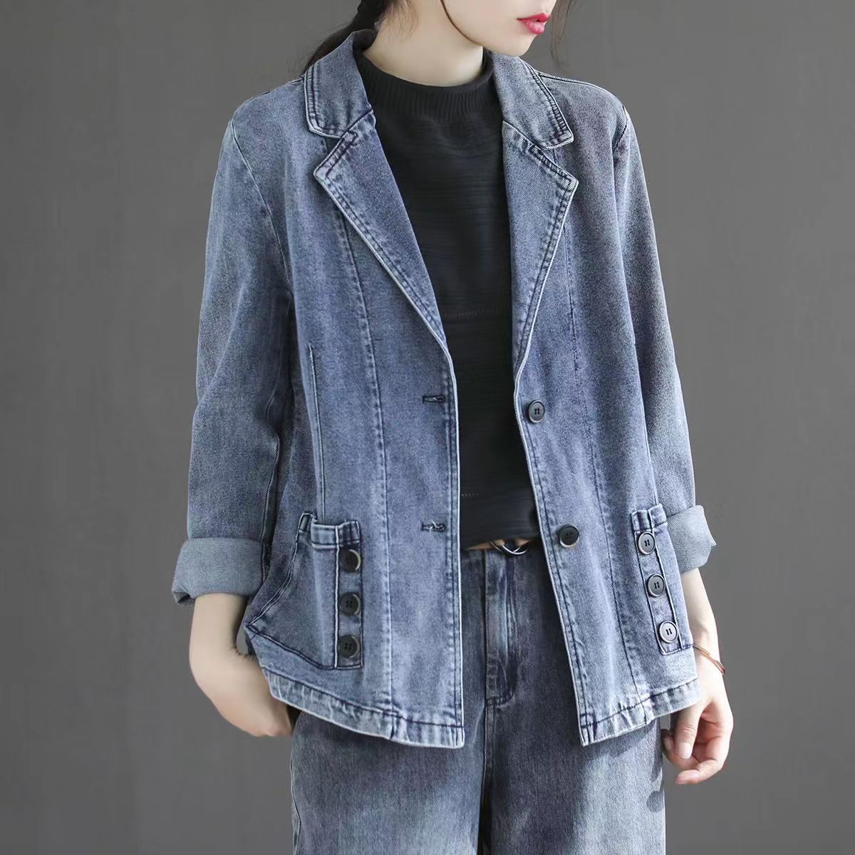 Giacca di jeans donna, stile casual, con bottoni e tasche, abbinata a pantaloni denim. Moda femminile, abbigliamento trendy, look urbano.