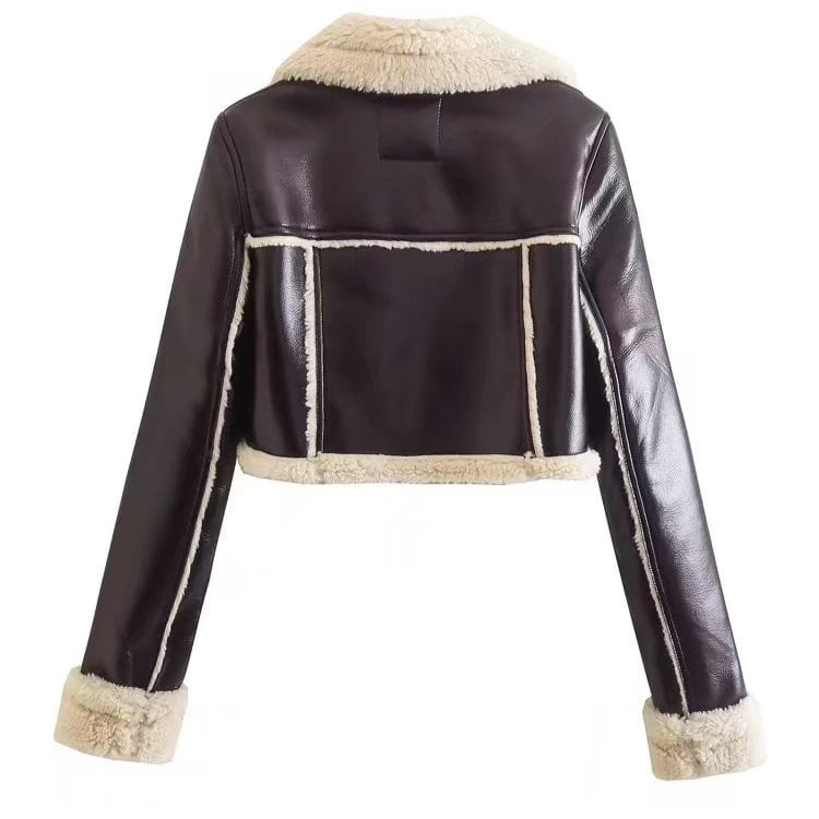 Giacca in pelle marrone scuro con fodera in pelliccia sintetica bianca, design corto, maniche lunghe, stile moderno e caldo, moda autunno inverno.