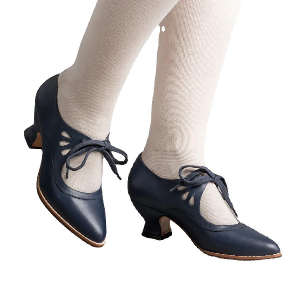 Scarpe da ballo vintage blu con tacco medio, lacci decorativi e calze bianche. Eleganti e retrò, ideali per danza e abbigliamento d'epoca.