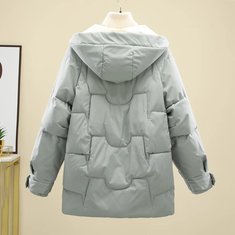 Giacca invernale imbottita grigia con cappuccio, vista posteriore. Design trapuntato, ideale per il freddo. Moda donna, abbigliamento caldo.