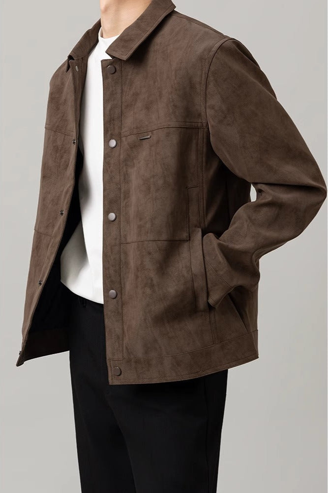 Giacca uomo in pelle scamosciata marrone, stile casual, abbinata a maglietta bianca e pantaloni neri. Moda maschile autunno-inverno.