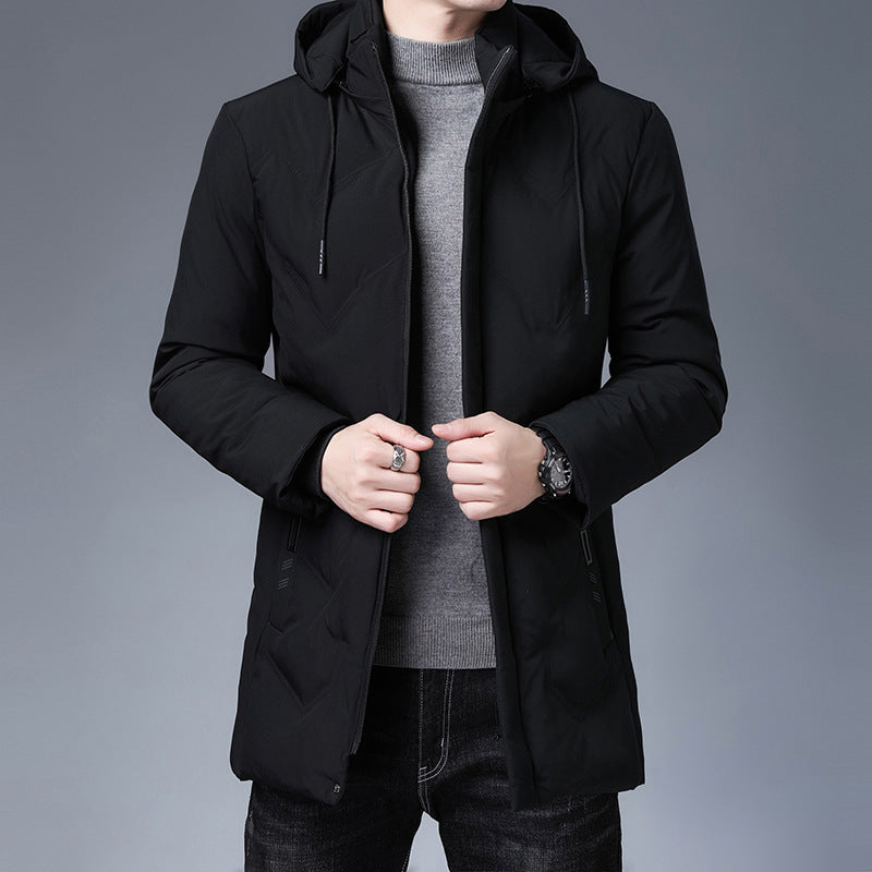 Giacca invernale nera da uomo con cappuccio, indossata su maglione grigio. Moda maschile elegante, abbigliamento caldo per l'inverno.