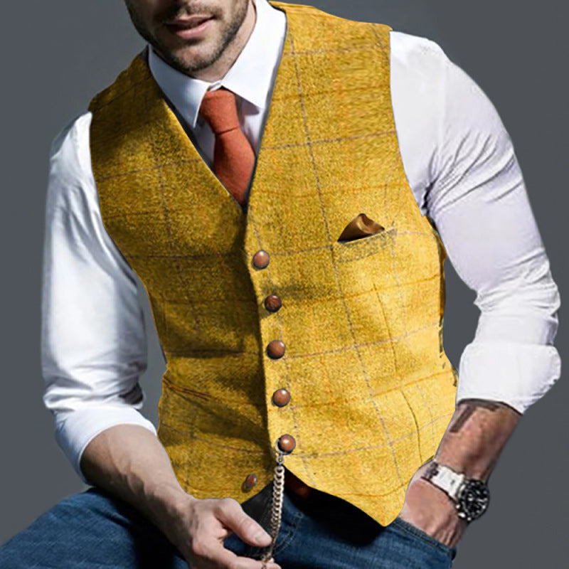 Gilet uomo elegante giallo, abbinato a camicia bianca e cravatta arancione. Stile formale, moda maschile, accessorio taschino.