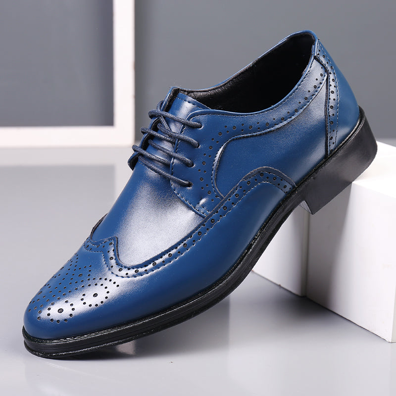 Scarpa elegante da uomo in pelle blu con dettagli brogue, suola nera e lacci. Design classico, ideale per abbigliamento formale e occasioni speciali.