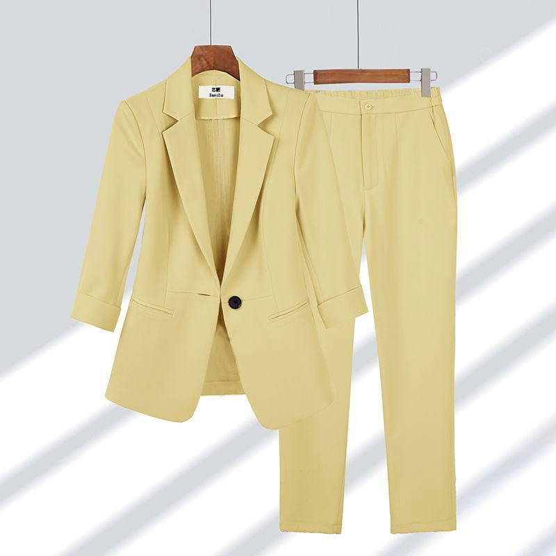 Completo donna elegante giallo chiaro, giacca monopetto e pantaloni abbinati, moda femminile, abbigliamento formale, tendenza 2023.