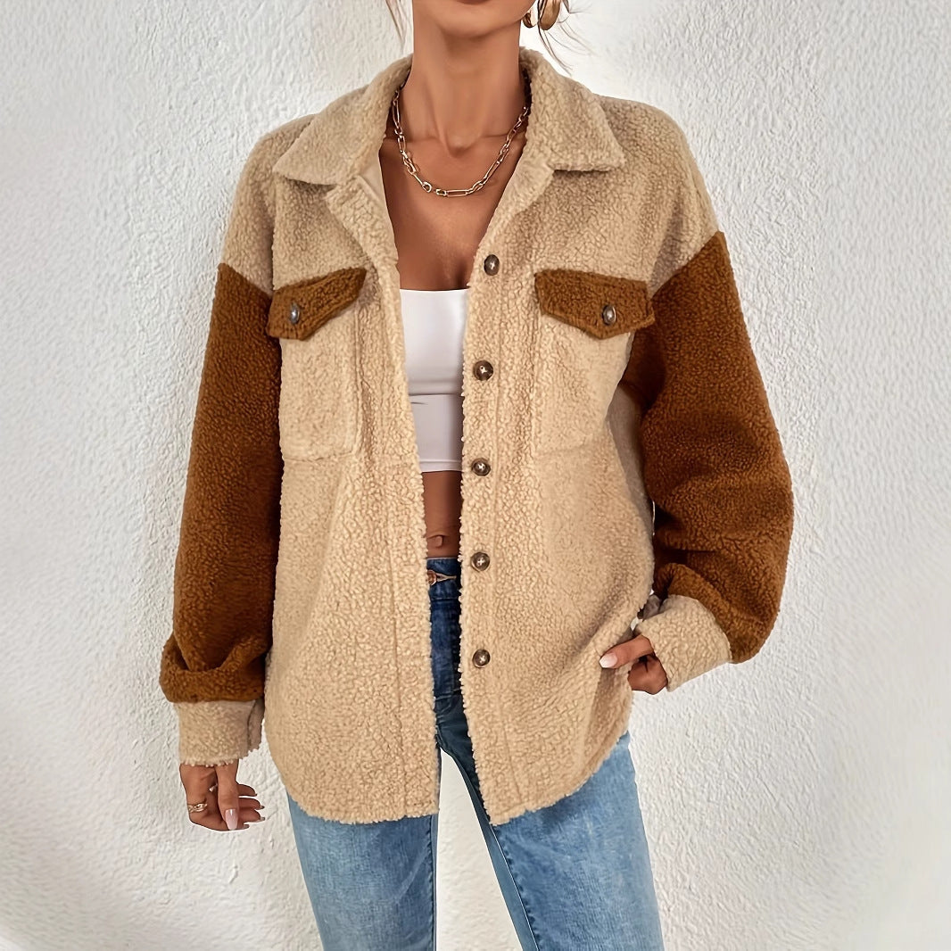 Giacca in pile beige e marrone con bottoni, indossata su top bianco e jeans. Moda autunnale, stile casual, tendenza abbigliamento donna.