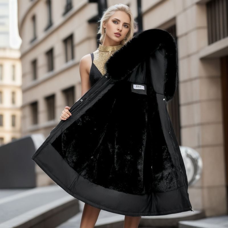 Donna elegante con cappotto nero in pelliccia sintetica, sfondo urbano. Moda invernale, abbigliamento di lusso, stile sofisticato.