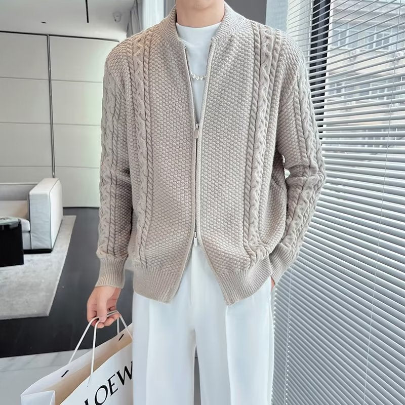 Giacca cardigan beige a maglia intrecciata, indossata da una persona in un ambiente moderno. Stile casual elegante, moda autunnale.