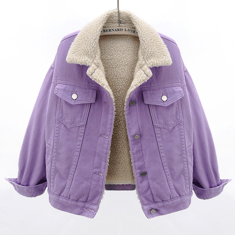 Giacca di jeans viola con fodera in pelliccia sintetica bianca, bottoni metallici, tasche frontali, stile casual, moda autunno inverno donna.