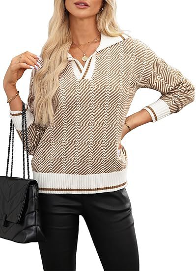 Donna con maglione a zigzag marrone e bianco, pantaloni in pelle nera, borsa a tracolla nera. Stile autunnale elegante e moderno.