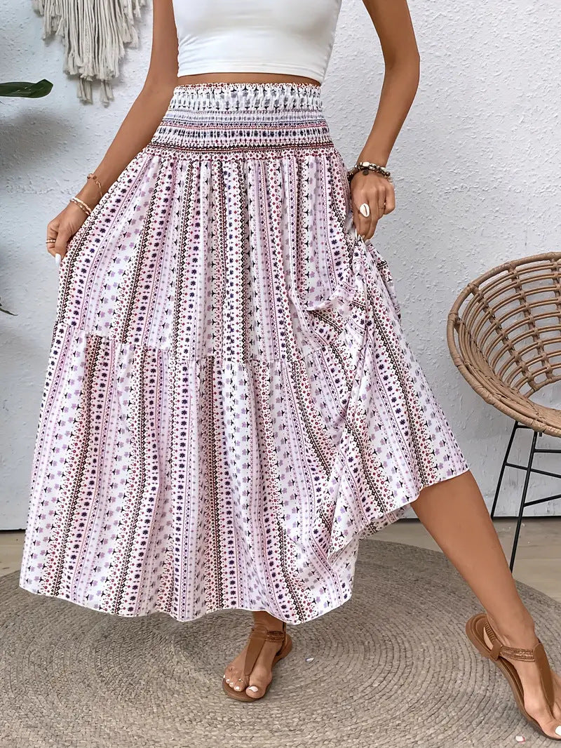 Donna con gonna lunga a fantasia floreale rosa e bianca, top bianco senza maniche, sandali marroni. Moda estiva, abbigliamento casual elegante.