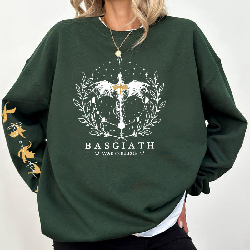 Felpa verde con grafica di drago bianco e scritta "BASGIATH WAR COLLEGE", dettagli dorati sulle maniche. Moda casual, abbigliamento fantasy.