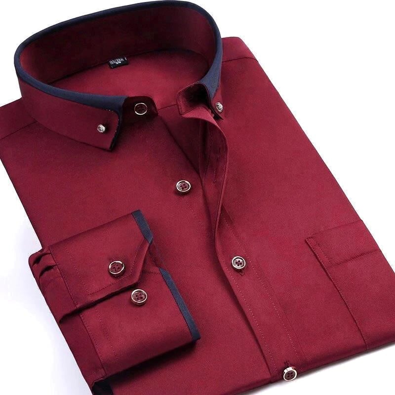 Camicia elegante da uomo in cotone rosso bordeaux con colletto e polsini a contrasto blu scuro, bottoni bianchi. Ideale per abbigliamento formale.