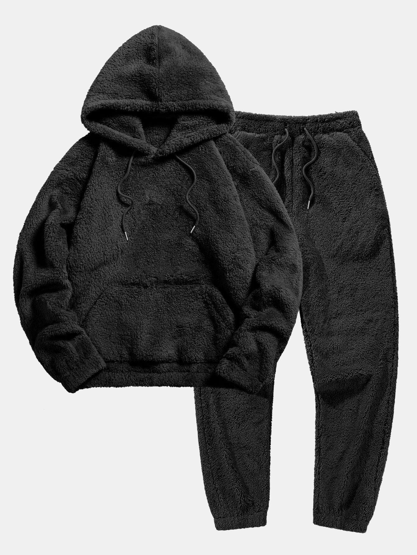 Set tuta felpata nera, composto da felpa con cappuccio e pantaloni, tessuto morbido e caldo, ideale per l'inverno. Abbigliamento casual e confortevole.