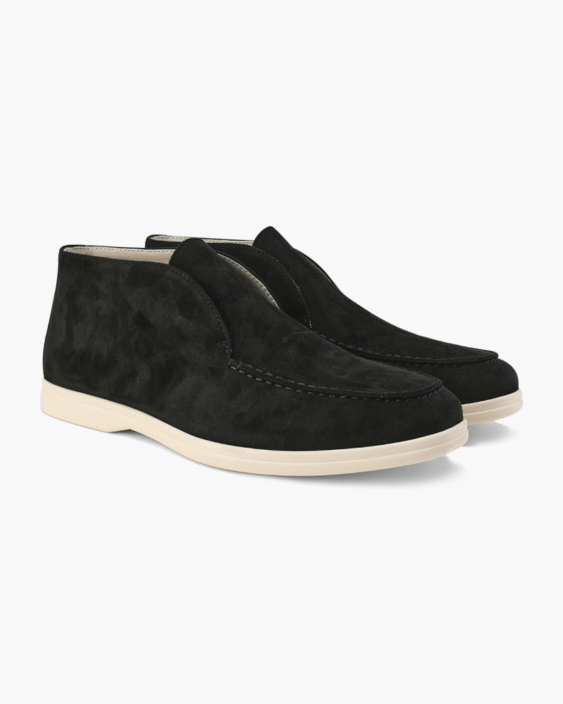 Scarpe mocassino uomo in pelle scamosciata nera, suola bianca. Design elegante e casual, ideali per moda maschile e abbigliamento quotidiano.