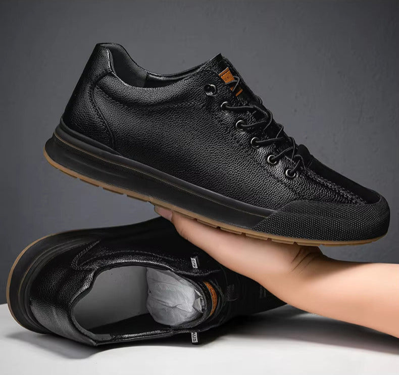 Scarpe da uomo in pelle nera, design casual ed elegante, suola in gomma antiscivolo, ideali per moda urbana e comfort quotidiano.