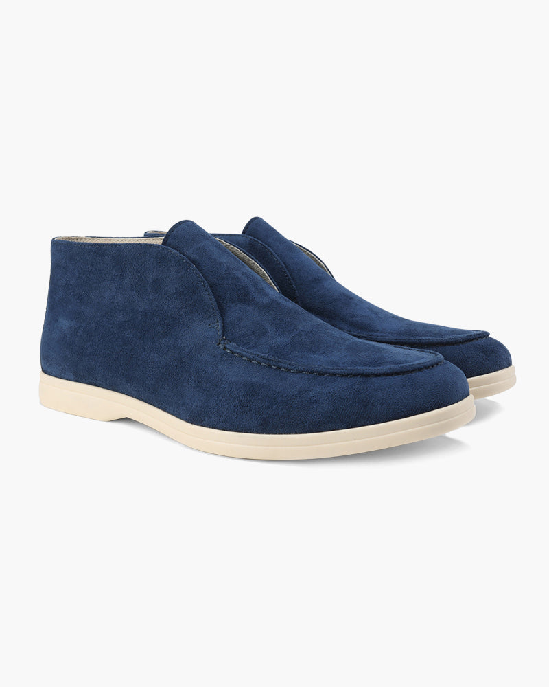 Scarpe chukka uomo in camoscio blu, suola bianca, design elegante e casual, ideali per moda autunnale e invernale. Scarpe comode e versatili.