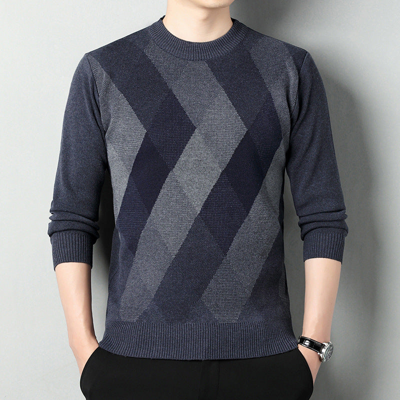 Maglione uomo grigio scuro con motivo a rombi, maniche lunghe, indossato da modello. Elegante e moderno, ideale per moda autunnale e invernale.