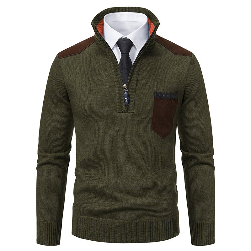Maglione verde militare da uomo con zip, dettagli marroni, taschino, camicia bianca e cravatta nera. Elegante e casual, moda autunno inverno.