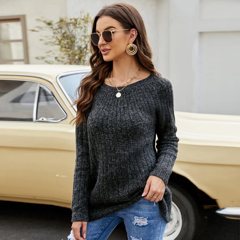 Donna con occhiali da sole e maglione grigio davanti a un'auto d'epoca gialla. Moda autunnale, stile casual chic, accessori eleganti.