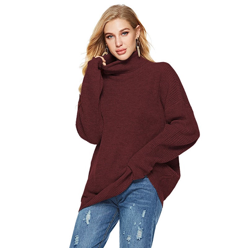 Donna con maglione bordeaux a collo alto e jeans strappati. Moda autunnale, abbigliamento casual elegante, tendenze femminili 2023.