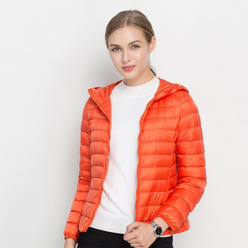Giacca piumino arancione donna, leggera e trapuntata, con cappuccio. Moda autunno inverno, abbigliamento casual elegante.