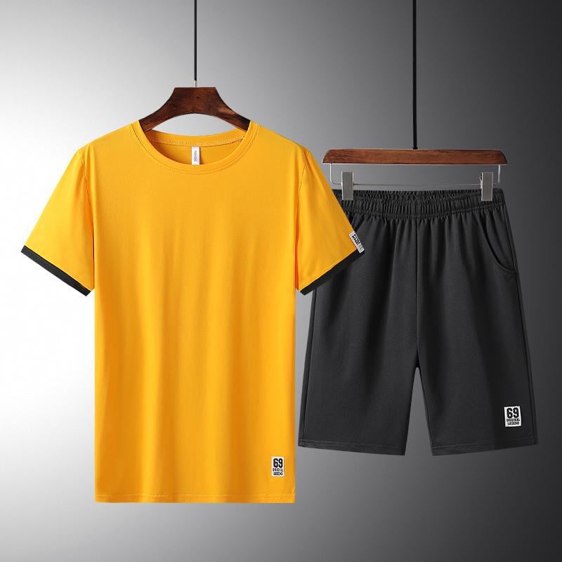 Completo sportivo uomo: maglietta gialla e pantaloncini neri. Abbigliamento casual estivo, tessuto traspirante, ideale per attività all'aperto.