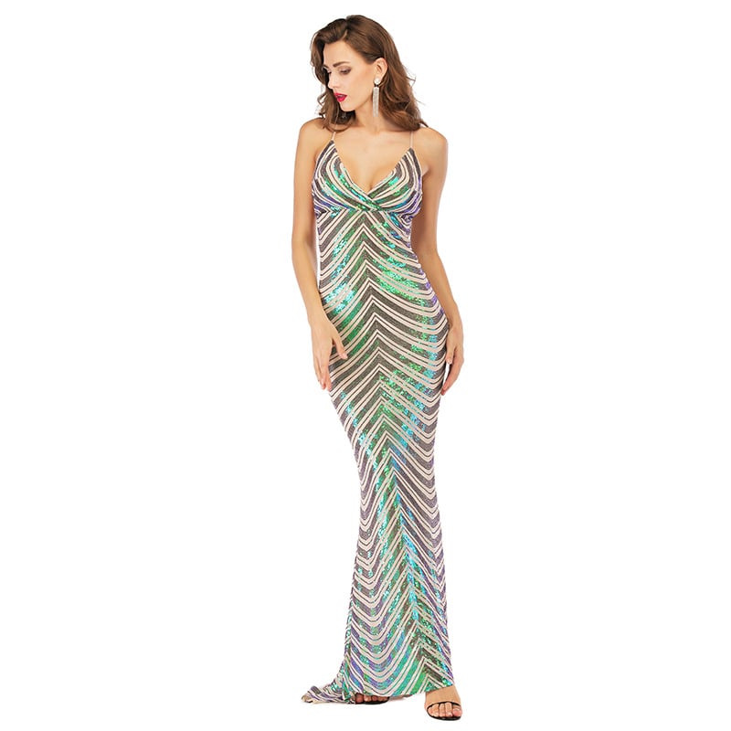 Abito lungo da sera con paillettes multicolori, scollo a V e spalline sottili. Elegante vestito da cerimonia per eventi speciali e feste.
