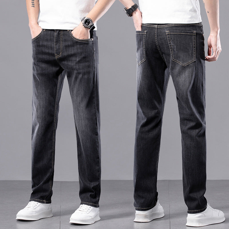 Jeans uomo neri, vestibilità slim, indossati da modello in piedi, vista frontale e posteriore. Moda casual, abbigliamento maschile, stile moderno.