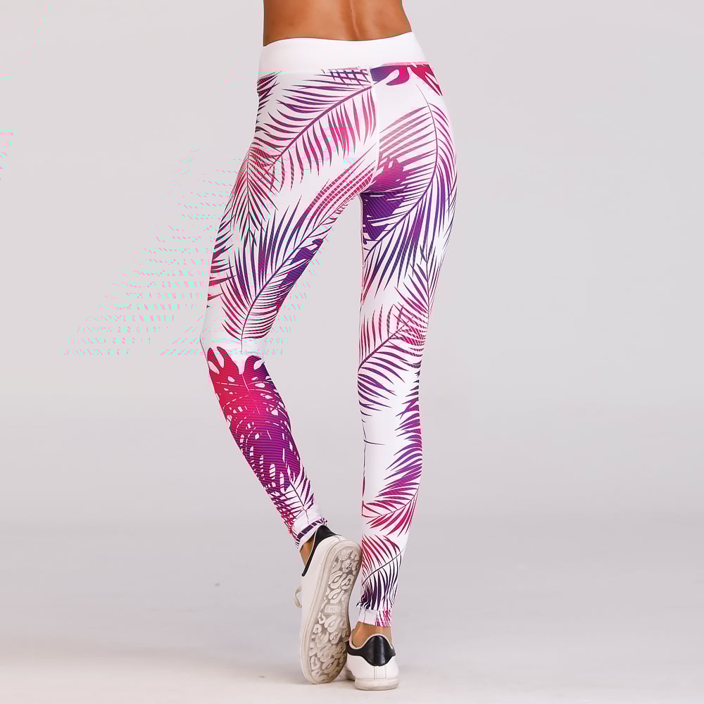 Leggings sportivi donna con stampa foglie tropicali rosa e viola, su sfondo bianco. Abbigliamento fitness alla moda, perfetto per yoga e palestra.