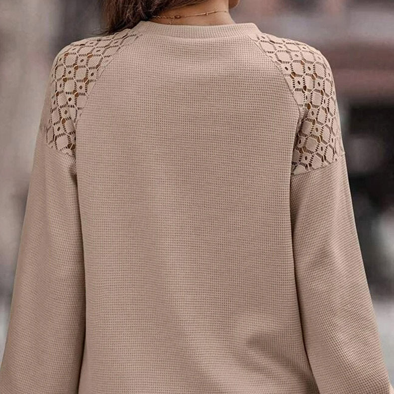 Maglione beige donna con dettagli in pizzo sulle spalle, design elegante e moderno, perfetto per moda autunnale e invernale.