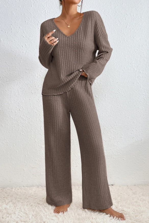 Donna in abbigliamento loungewear marrone, maglione e pantaloni a coste, su sfondo bianco. Moda comoda, stile casual, tessuto morbido.