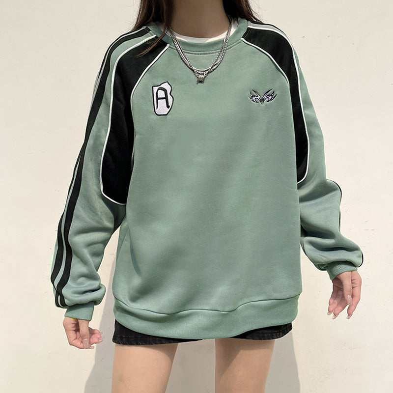 Felpa verde unisex con dettagli neri e bianchi, decorata con loghi ricamati e collane a catena. Moda casual, abbigliamento streetwear.