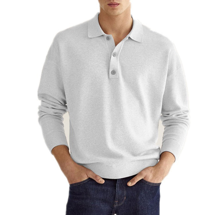 Maglione uomo grigio chiaro con colletto e bottoni, abbinato a jeans blu scuro. Moda casual maschile, abbigliamento autunnale elegante.
