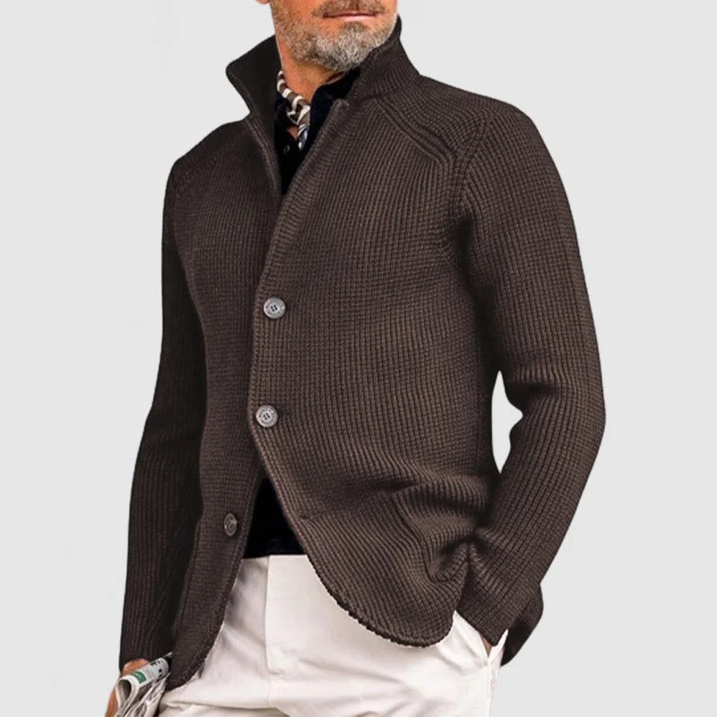 Uomo con giacca in maglia marrone, elegante e moderna, abbinata a pantaloni chiari. Stile autunnale, moda maschile, abbigliamento casual chic.