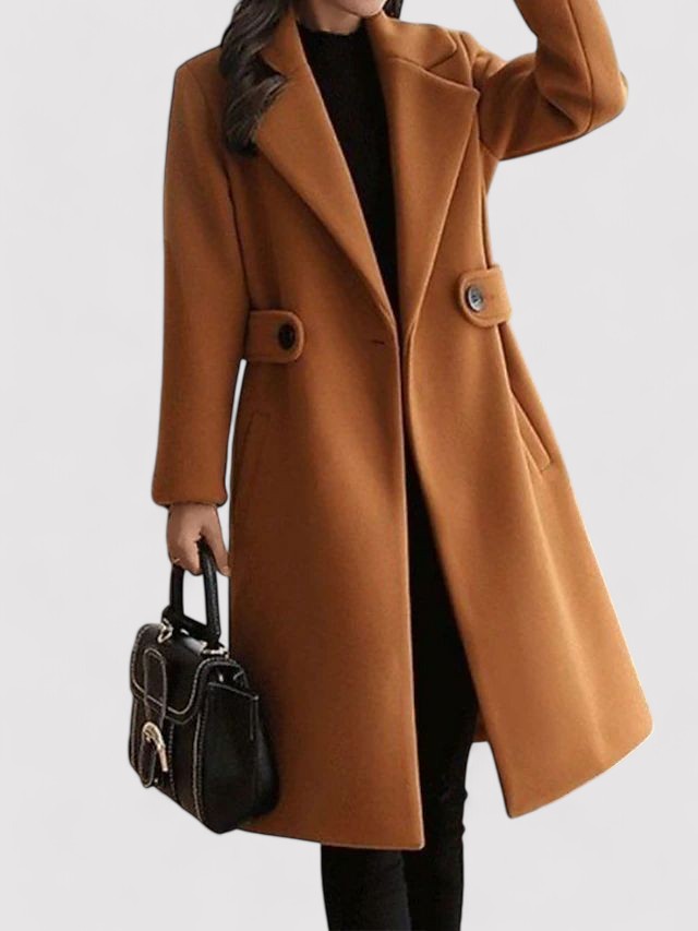 Cappotto lungo cammello elegante, donna con borsa nera. Moda autunno inverno, abbigliamento femminile chic, stile casual sofisticato.