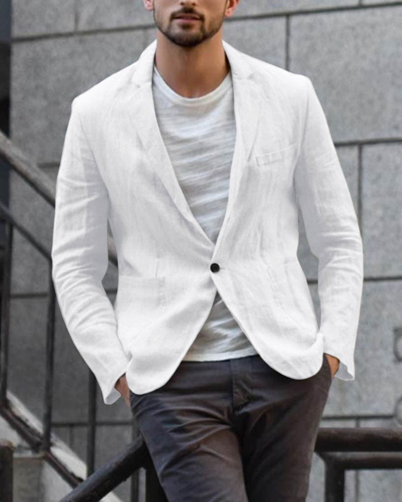 Uomo con giacca bianca elegante e maglietta casual, appoggiato a una ringhiera. Moda maschile urbana, stile contemporaneo.