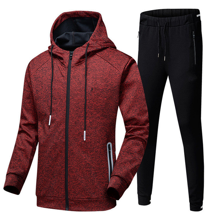 Tuta sportiva uomo, giacca rossa con cappuccio e pantaloni neri. Abbigliamento fitness, moda casual, tessuto traspirante, stile moderno.