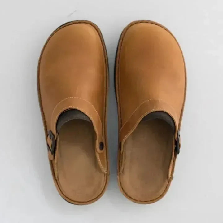 Coppia di sabot in pelle marrone chiaro su sfondo bianco, design minimalista, calzature casual, moda uomo e donna, tendenza scarpe 2023.