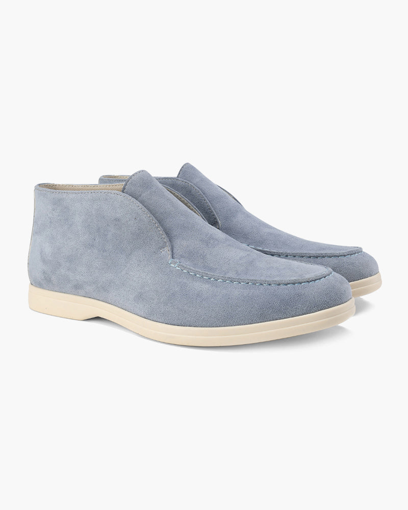 Scarpe chukka uomo in camoscio blu chiaro, suola in gomma bianca, design elegante e casual, ideali per moda maschile e abbigliamento autunnale.