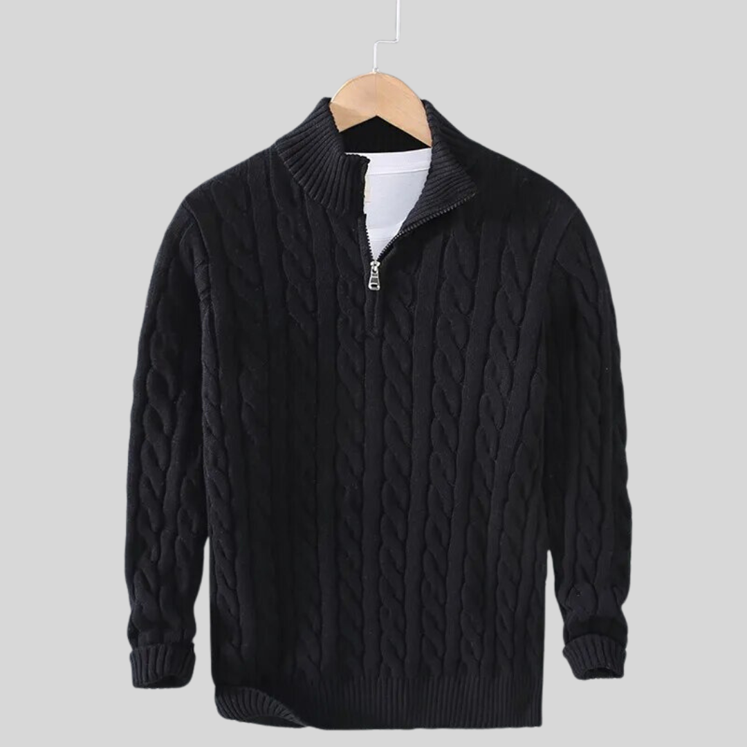 Maglione nero a trecce con zip, appeso su gruccia. Design elegante, ideale per moda invernale. Maglione caldo e alla moda per uomo.