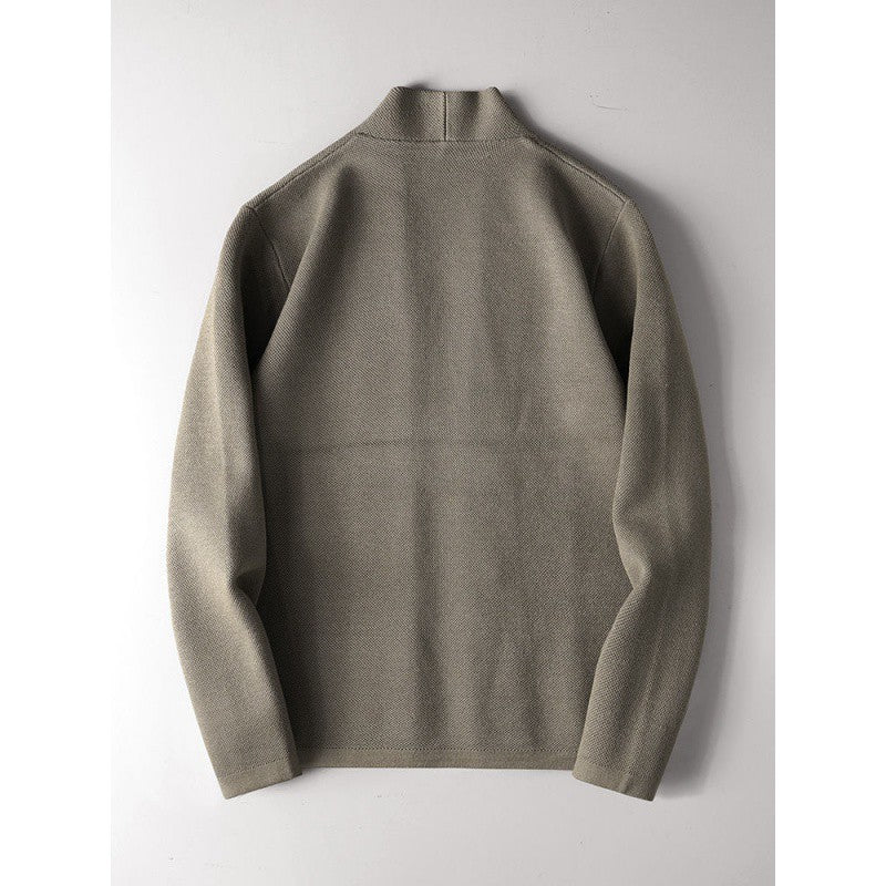 Maglione beige in lana, design minimalista, maniche lunghe, vista posteriore. Moda uomo, abbigliamento invernale elegante e caldo.