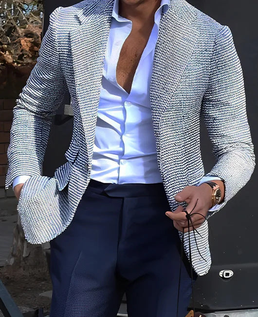 Giacca elegante a quadri bianchi e blu su uomo con camicia bianca e pantaloni blu scuro. Moda maschile, abbigliamento formale, stile sofisticato.