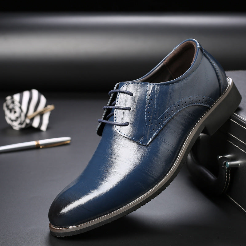 Scarpa elegante da uomo in pelle blu lucida con lacci, su sfondo nero. Design classico, ideale per abbigliamento formale e occasioni speciali.