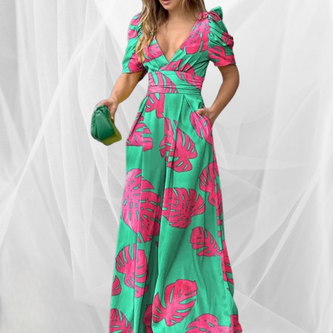 Abito lungo estivo verde con stampa foglie rosa, scollo a V e maniche corte a sbuffo. Moda donna elegante, perfetto per eventi estivi.