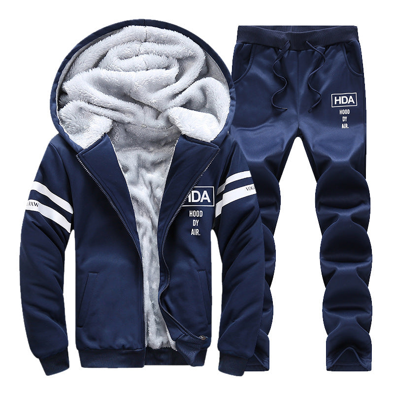 Tuta sportiva blu con cappuccio, interno in pelliccia sintetica, scritta "HDA" sul petto e pantaloni abbinati. Abbigliamento casual invernale.