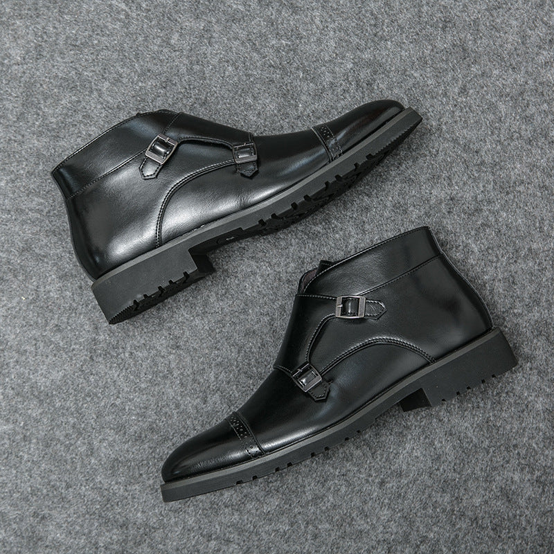 Scarpe uomo in pelle nera con doppia fibbia, suola robusta, eleganti e moderne, su sfondo grigio. Calzature moda autunno inverno.