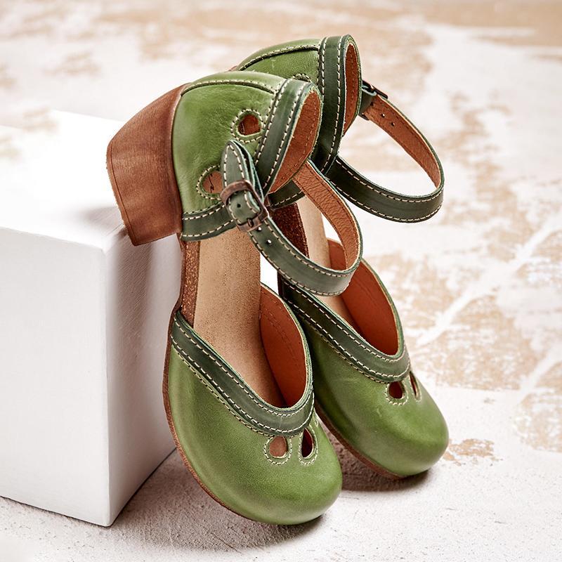 Scarpe da ballo verdi in pelle con tacco basso e cinturino, design vintage, su sfondo neutro. Scarpe eleganti per danza o eventi speciali.
