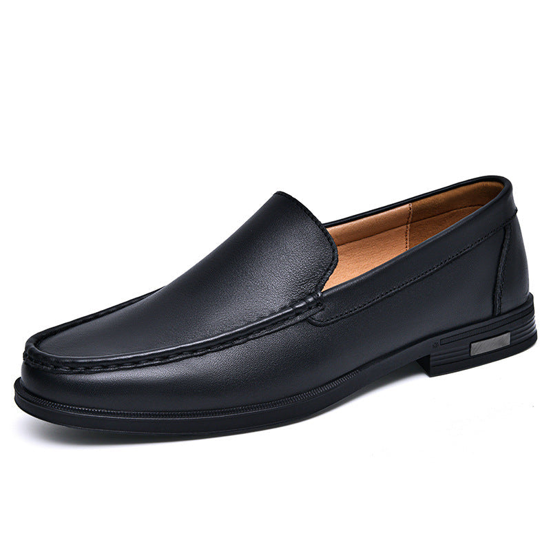Scarpa mocassino uomo in pelle nera, design elegante e classico, suola resistente, ideale per abbigliamento formale e casual.